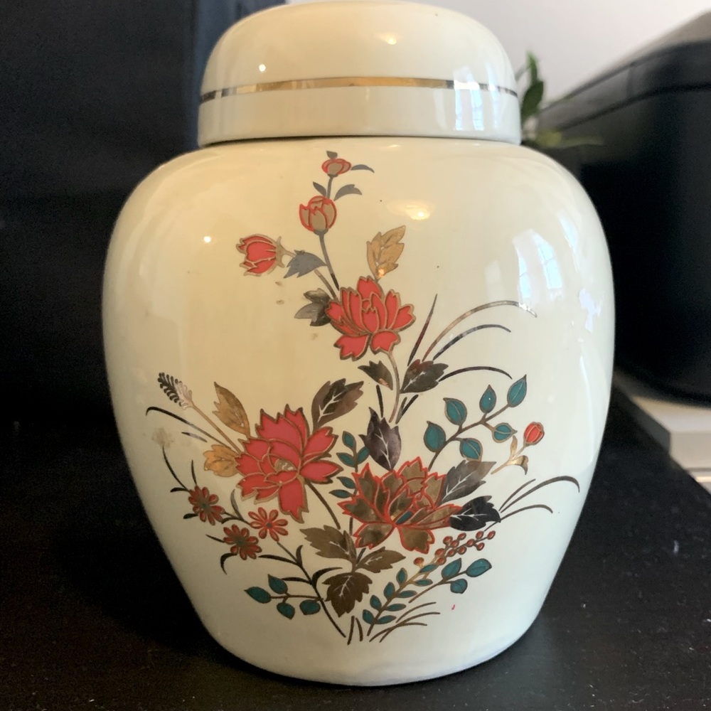 Flower detailed ceramic vase urn with lid